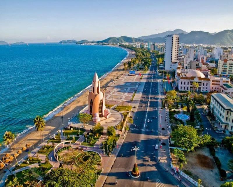 Các loại hải sản khô đa dạng như mực khô, cá khô, tôm khô được bày bán gọn gàng tại Chợ Đầm Nha Trang